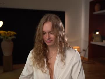 girl
        chillwithkira cam image #162122