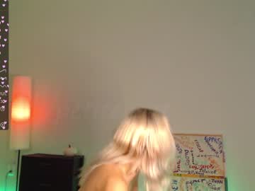 girl
        petitebrat cam image #2548570