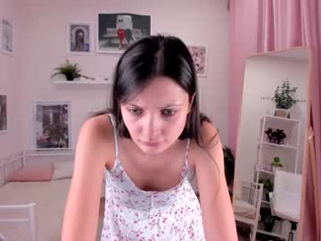 girl
        chloe_holzmann cam image #101235