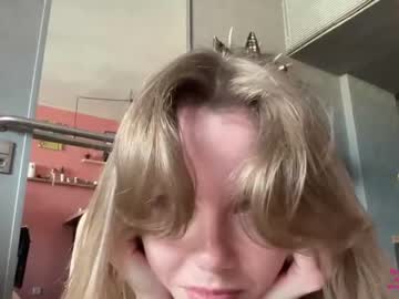 girl
        elli_harmon cam image #1921812