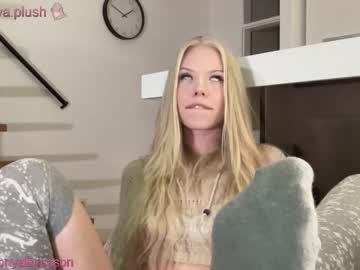 girl
        sonyaplush cam image #3114353