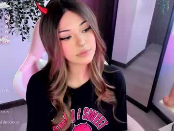 girl
        ashleycat9 cam image #3459215