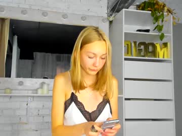 girl
        blondylilu cam image #137443