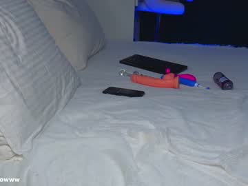 girl
        sarah__marlow__ cam image #1035471