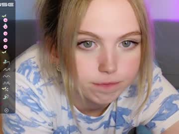 girl
        small_blondee cam image #1757015