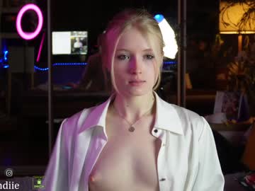 girl
        bestblondiiecb cam image #2886298