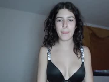 girl
        frenchava cam image #2218550