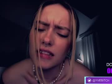 girl
        _yvie_ cam image #1936662