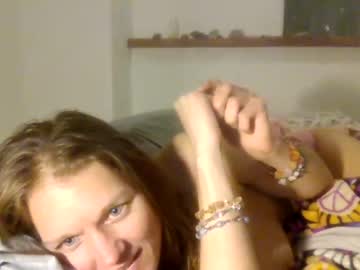 girl
        tulip_ohare cam image #842460
