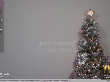 girl
        petitebrat cam image #2931188