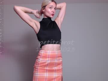 girl
        petitebrat cam image #2854624