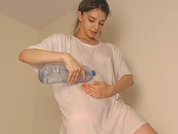 girl
        lesi_moon cam image #2154343