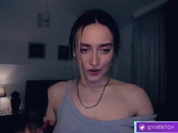 girl
        _yvie_ cam image #1872030
