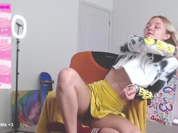 girl
        petitebrat cam image #1599428