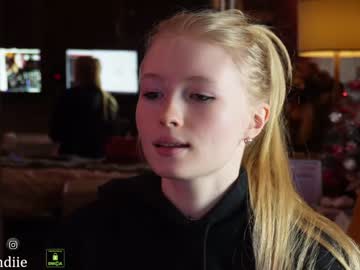 girl
        bestblondiiecb cam image #3244596