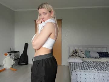 girl
        belle_ellie cam image #1941814