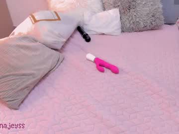 girl
        marianajeyss cam image #2745227