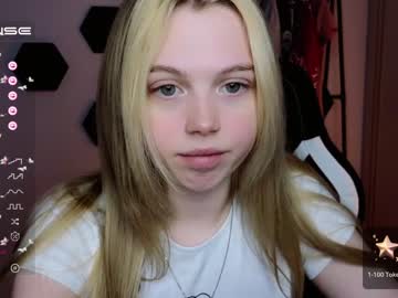 girl
        small_blondee cam image #1481873