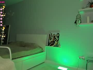 girl
        lana_sky cam image #1230730
