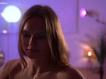 girl
        chillwithkira cam image #1269843