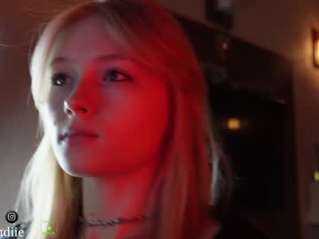 girl
        bestblondiiecb cam image #3494768