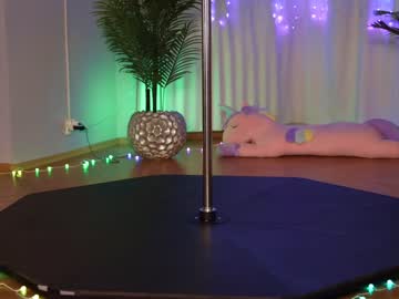 girl
        kittycaitlin cam image #3282658