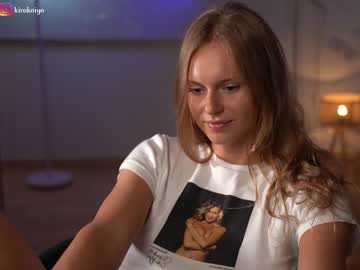 girl
        chillwithkira cam image #2024482