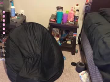 girl
        gomoreup cam image #3384818