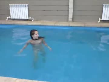 girl
        lesi_moon cam image #2162863