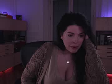 girl
        mila_ cam image #1409530
