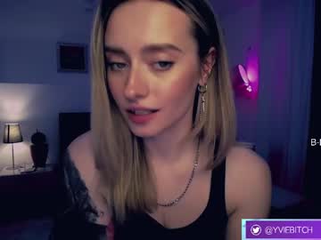 girl
        _yvie_ cam image #1986562