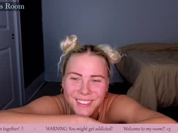 girl
        susyjo cam image #3075467