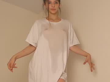 girl
        lesi_moon cam image #2154045