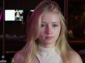 girl
        bestblondiiecb cam image #2943625