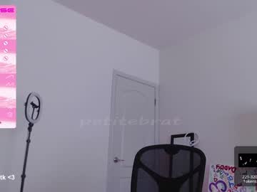 girl
        petitebrat cam image #1650248