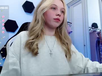 girl
        small_blondee cam image #1446659