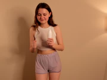 girl
        winniewest_ cam image #1439491
