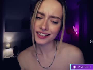 girl
        _yvie_ cam image #1986858