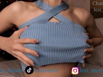 girl
        lesi_moon cam image #3260605