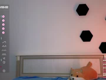 girl
        small_blondee cam image #1647257