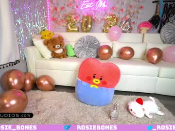 girl
        rosiebones cam image #3203091