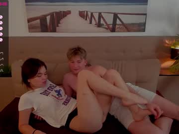 couple
        holly__baker cam image #1890900