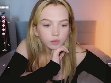 girl
        small_blondee cam image #1633499