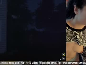 girl
        missvanessajune cam image #220542