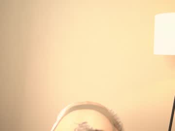 girl
        winniewest_ cam image #1410581