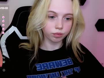 girl
        small_blondee cam image #1526149