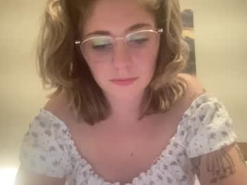 girl
        tipsyfroggy cam image #3009978