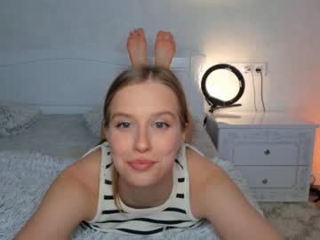girl
        ella_twinkle cam image #1514364