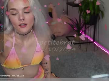 girl
        petitebrat cam image #3258648