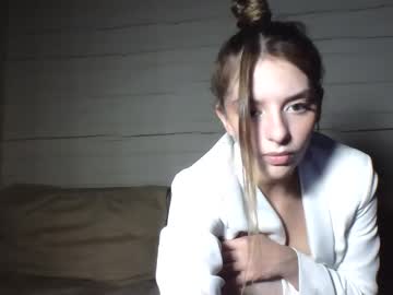 girl
        lesi_moon cam image #2160537